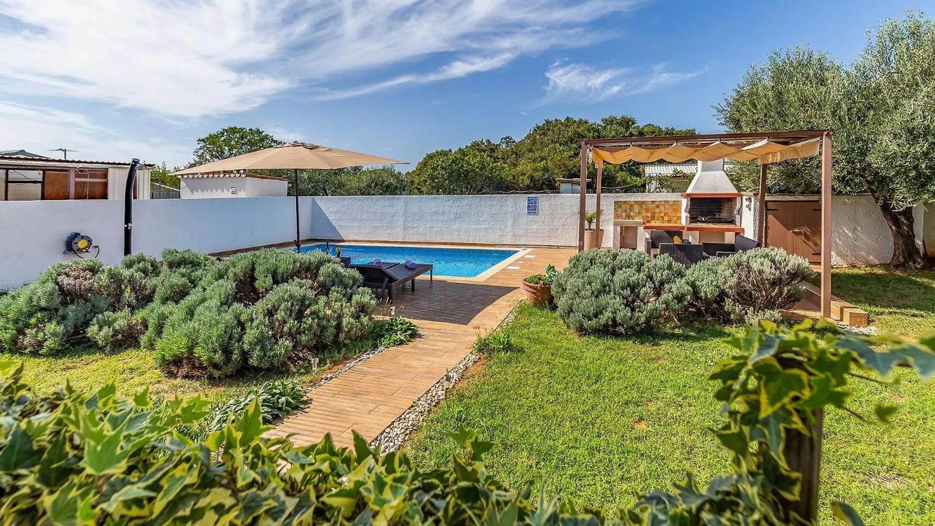Holiday Home With Pool Near The Beach, Great Location Μεντουλίν