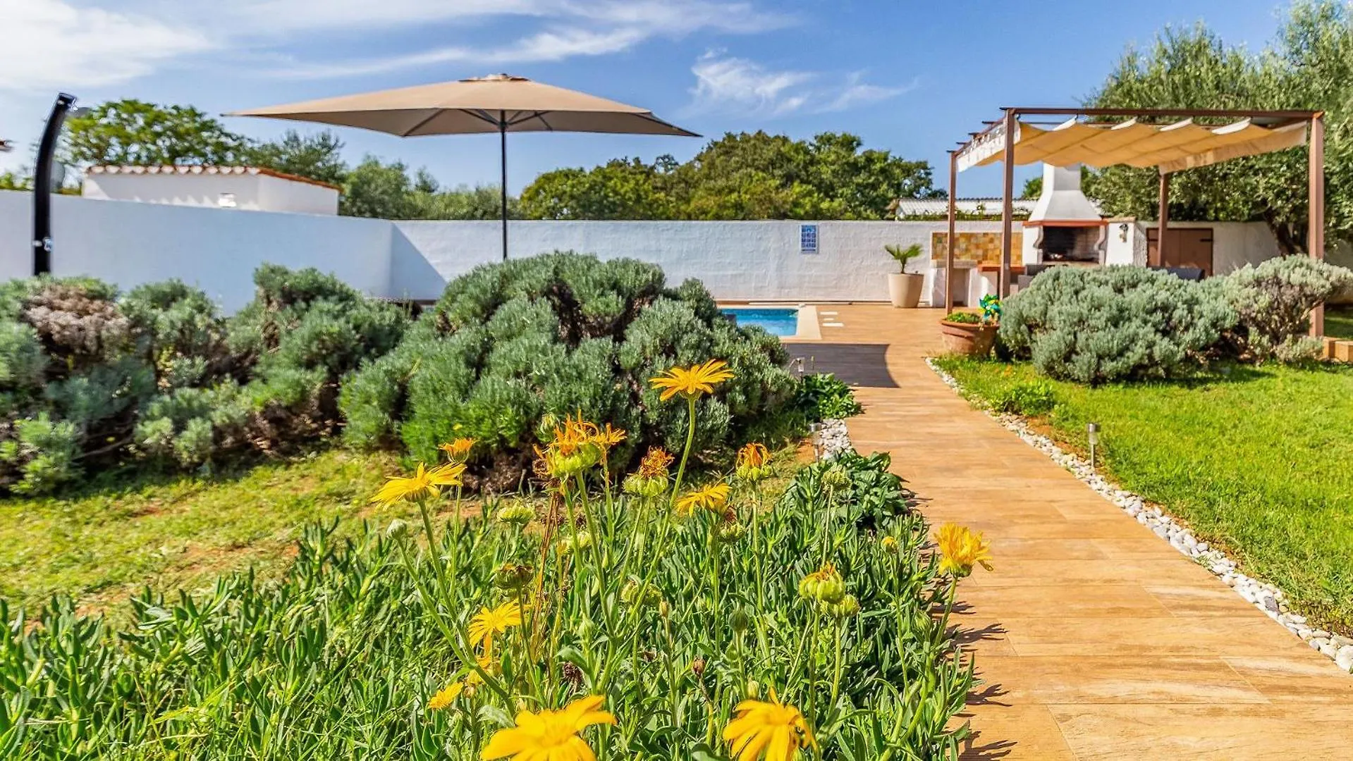 Holiday Home With Pool Near The Beach, Great Location Μεντουλίν