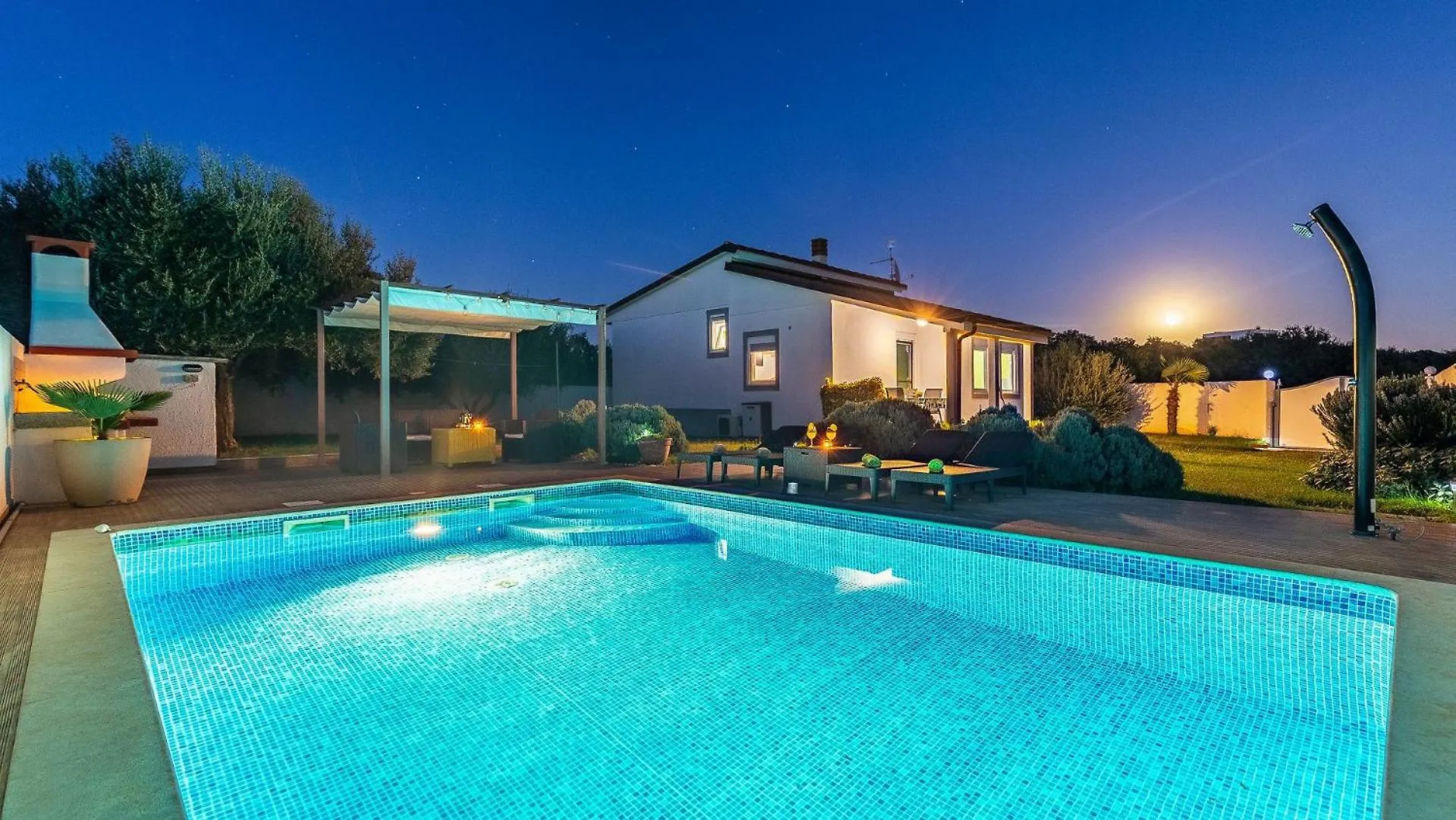 Holiday Home With Pool Near The Beach, Great Location Μεντουλίν