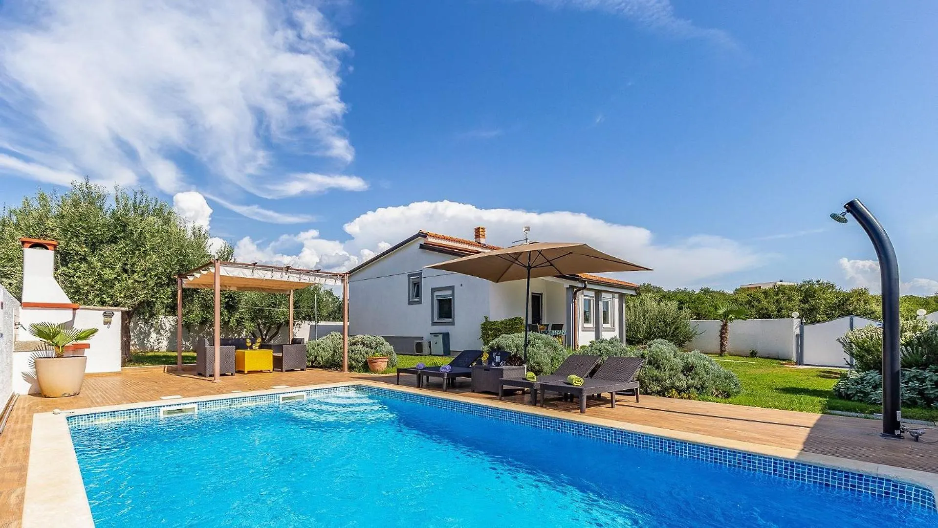 Holiday Home With Pool Near The Beach, Great Location Μεντουλίν