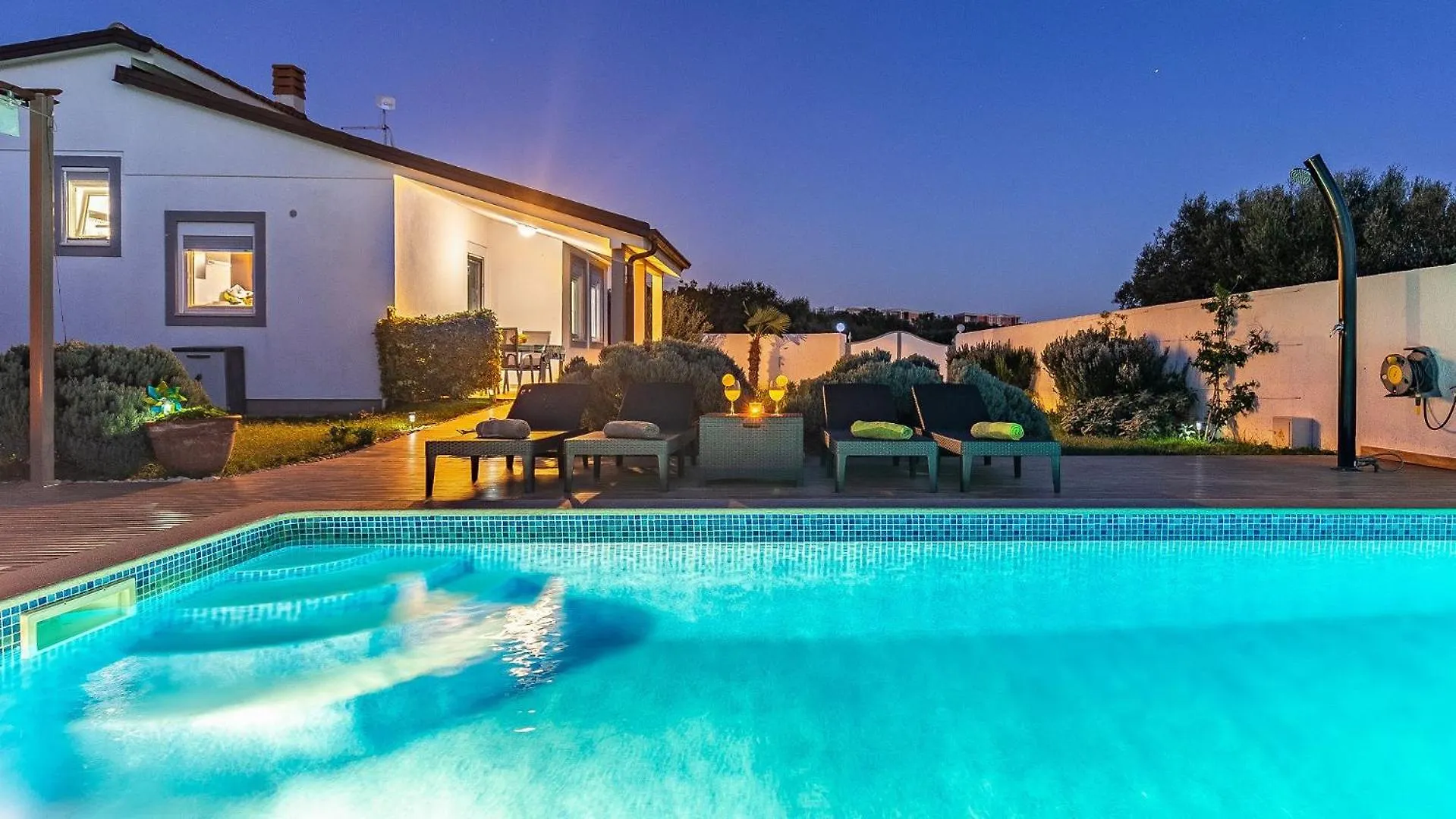 Holiday Home With Pool Near The Beach, Great Location Μεντουλίν