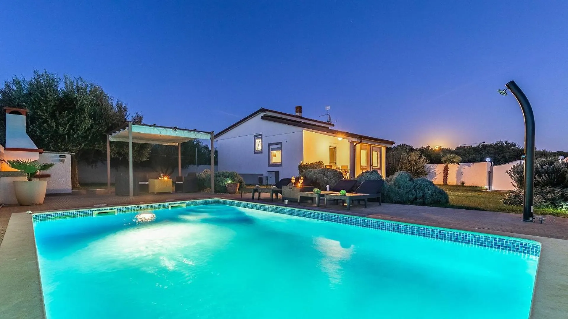 Holiday Home With Pool Near The Beach, Great Location Μεντουλίν Κροατία